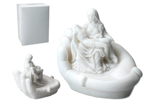 pieta w dłoni alabaster (1).jpeg